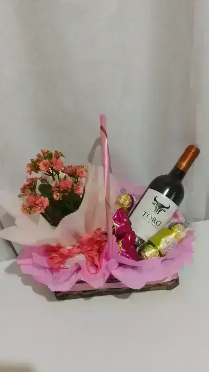 Kit Bebidas Especial Cesta com Vinho, Calandiva e Bombons