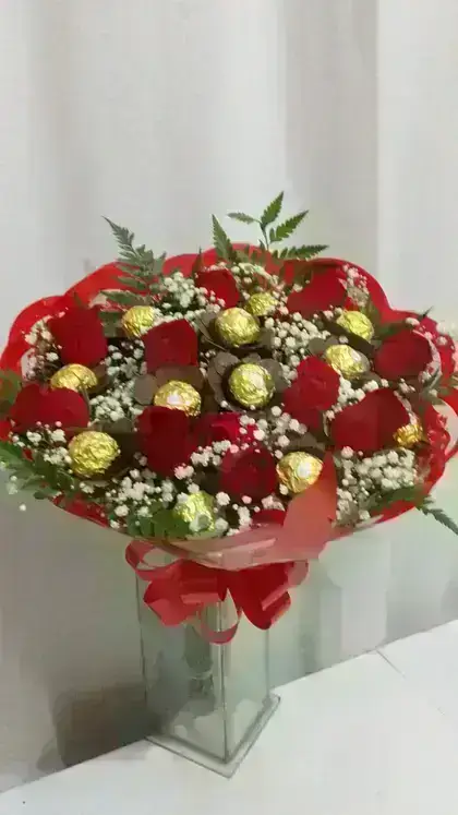 Bouquet Misto Rosas Nacionais e Bombons Ferrero Rocher / Vermelhas / 12 Unidades