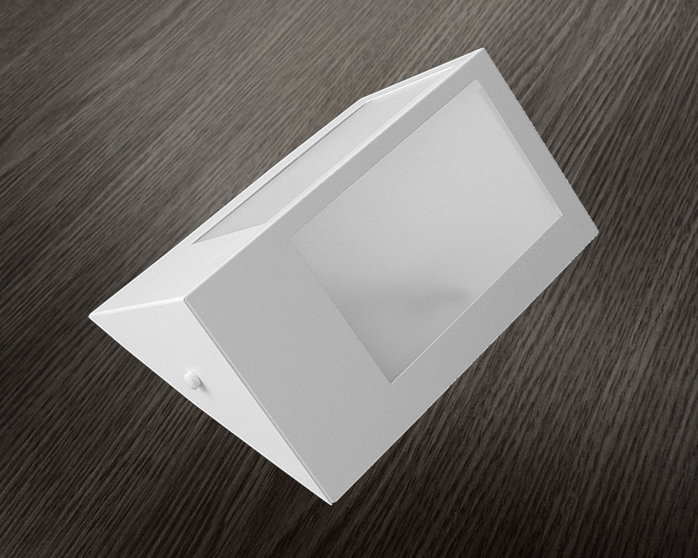 ARANDELA DE PAREDE TRIANGULAR