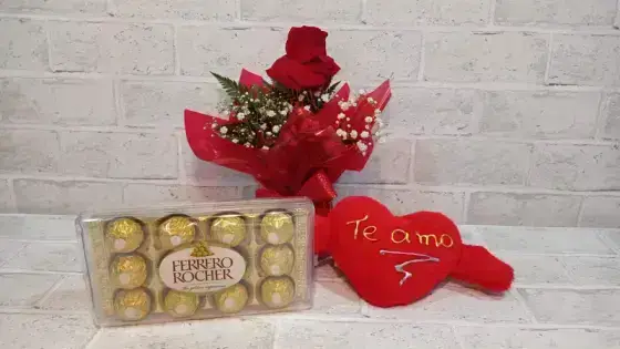 Arranjo com 1 Rosas Dobradas Vermelhas + Chocolates + Coração Pequeno - Ferrero 8 Unidades