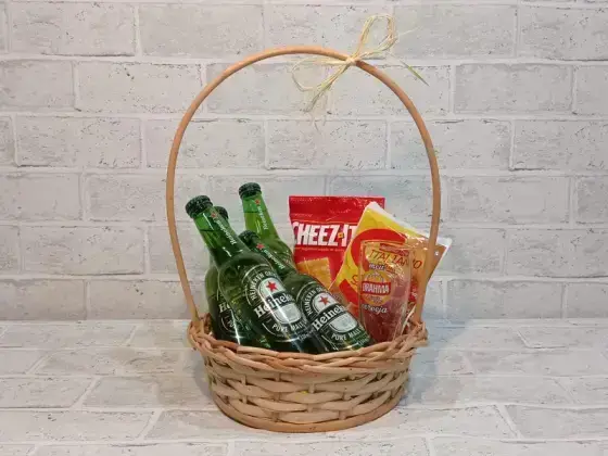 Cesta de Cerveja com Copo e Aperitivos - Heineken