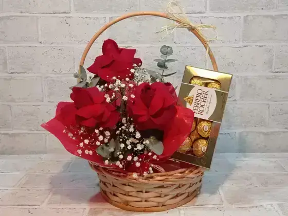 Cesta com 3 Rosas Dobradas - Ferrero 8 Unidades