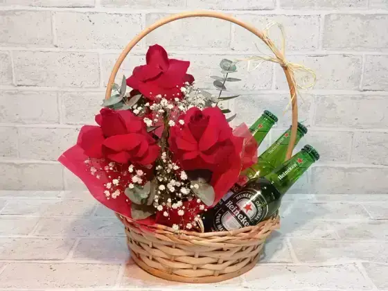 Cesta com Arranjo com 3 Rosas Vermelhas Dobradas + 3 Cervejas - Heineken