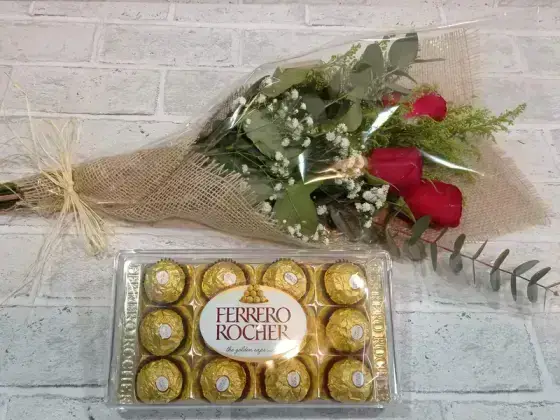 Ramalhete com 3 Rosas Vermelhas na Juta - Ferrero 12 Unidades