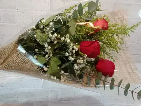 Ramalhete com 3 Rosas Vermelhas na Juta