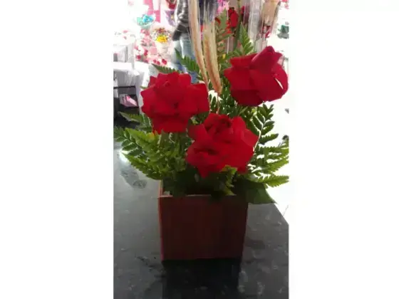 Ikebana de Rosas Dobradas no Cachepot - 3 Rosas