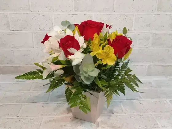 Arranjo de Rosas Vermelhas e Astromelias no Cachepot - 6 Rosas