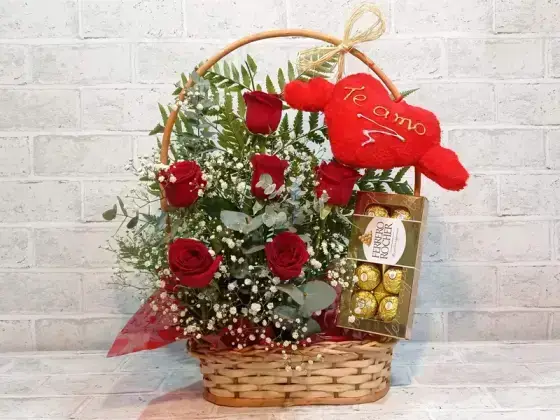 Cesta Choco Rosas + Coração Pequeno - Ferrero 8 Unidades