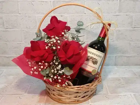 Cesta com 3 Rosas Dobradas - Garrafa de Vinho Importado