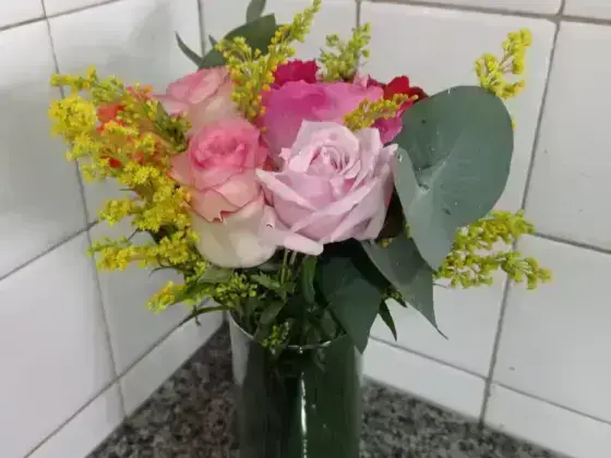 Arranjo no Vaso com Flores Mistas da Epoca - Tons Rosados