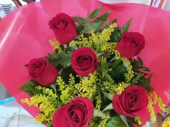 Buquê de Rosas Vermelhas Simples - 6 Rosas