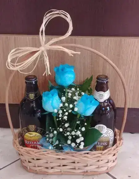 Cesta de Cervejas e Rosas