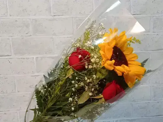 Ramalhete de Girassol + 2 Rosas Vermelhas