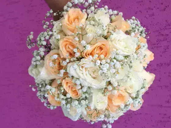 Buquê Noiva Rosas Brancas e Champanhe - 36 Rosas