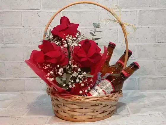 Cesta com Arranjo com 3 Rosas Vermelhas Dobradas + 3 Cervejas - Budweiser