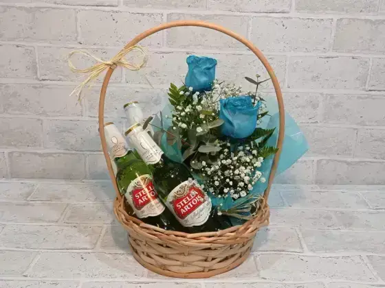 Cesta com Arranjo com 2 Rosas Azuis + 3 Cervejas - Stella Artois