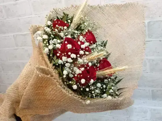 Buquê de Rosas Vermelhas na Juta - 6 Rosas