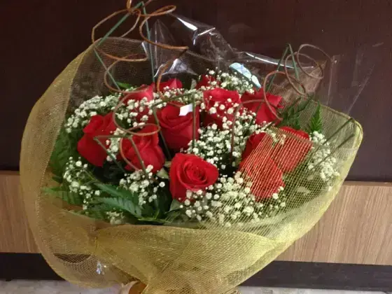 Buque de Rosas Vermelhas na Tela - Ferrero 12 Unidades