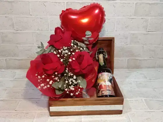 Bau com Arranjo de 3 Rosas + Cerveja Roleta Russa - Vermelho