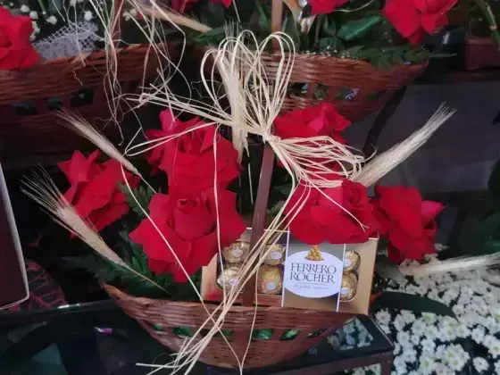 Cesta Grande Choco Rosas Dobradas - Ferrero 8 Unidades