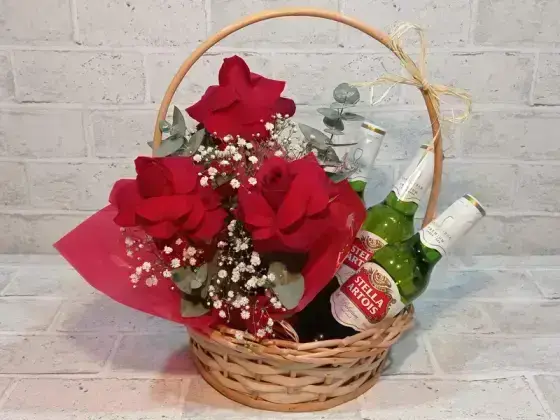 Cesta com Arranjo com 3 Rosas Vermelhas Dobradas + 3 Cervejas - Stella Artois