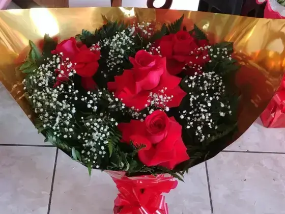 Buquê de Rosas Dobradas Manualmente - 4 Rosas