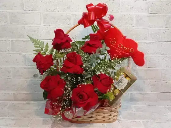 Cesta Choco Rosas Dobradas + Coração Pequeno - Ferrero 8 Unidades