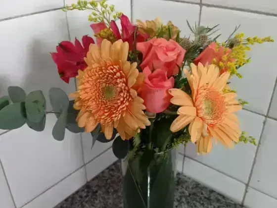 Arranjo no Vaso com Flores Mistas da Epoca - Tons Laranjados