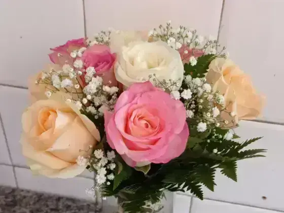 Vaso com Rosas em Tons Claros - 12 Rosas