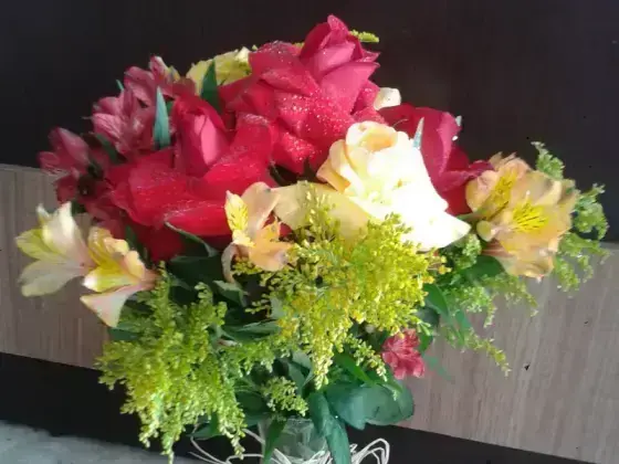 Vaso com Rosas Dobradas e Astromelias