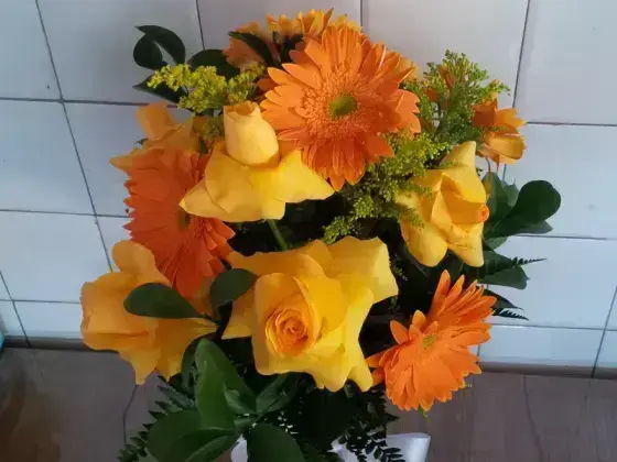 Vaso com Rosas Dobradas e Gerberas
