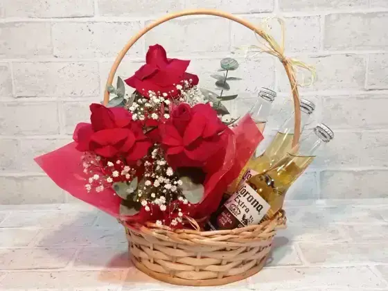 Cesta com Arranjo com 3 Rosas Vermelhas Dobradas + 3 Cervejas - Corona Extra
