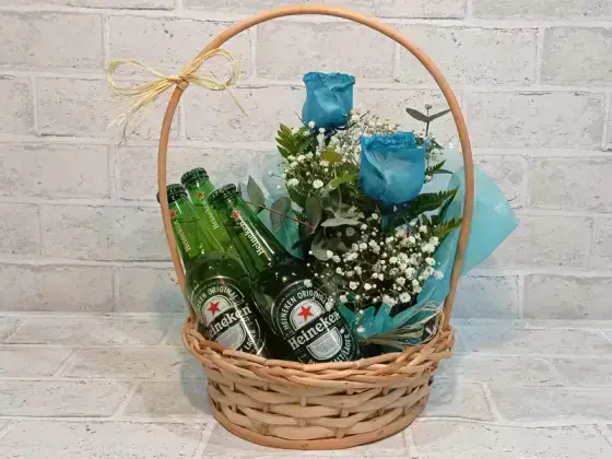 Cesta com Arranjo com 2 Rosas Azuis + 3 Cervejas - Heineken