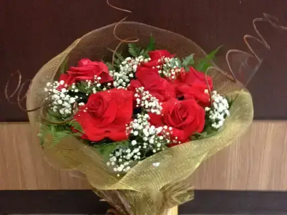 Buquê de Rosas Vermelhas Dobradas Manualmente, na Tela