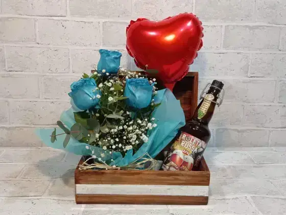 Bau com Arranjo de 3 Rosas + Cerveja Roleta Russa - Azul