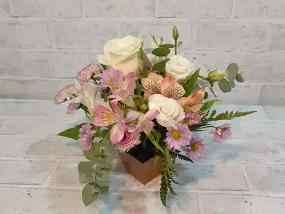Pequeno Arranjo de Flores no Cachepot - Pequeno