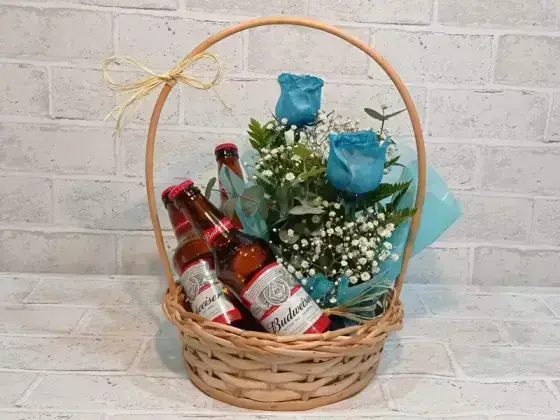 Cesta com Arranjo com 2 Rosas Azuis + 3 Cervejas - Budweiser