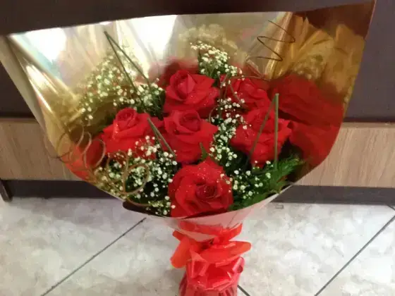 Buquê de Rosas Dobradas Manualmente - 6 Rosas