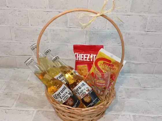 Cesta de Cerveja com Copo e Aperitivos - Corona Extra