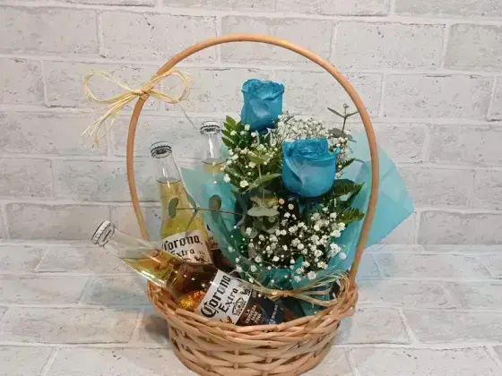 Cesta com Arranjo com 2 Rosas Azuis + 3 Cervejas - Corona Extra