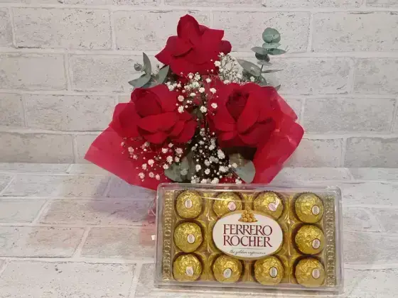 Arranjo de 3 Rosas Vermelhas Dobradas Manualmente - Ferrero 12 Unidades