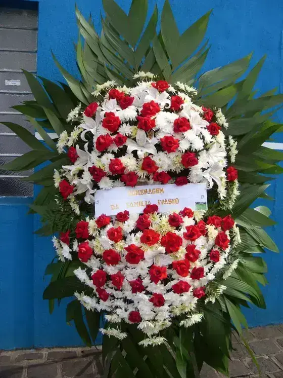 Coroa com Rosas Abertas e Lírio Grande