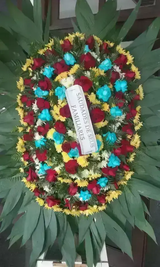 Coroa de Flores do Campo com Rosas Abertas Azuis e Vermelhas