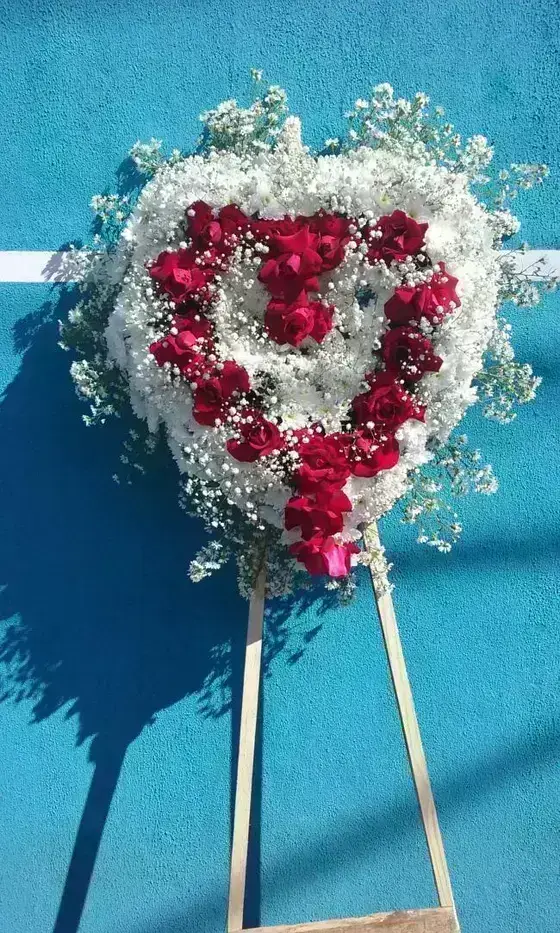 Coração de Crisantemos com Rosas Abertas Vermelhas