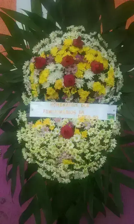 Coroa de Flores do Campo em Tons Amarelos com Rosas Abertas