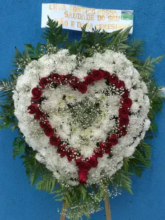 Coração Grande de Crisantemos e Rosas