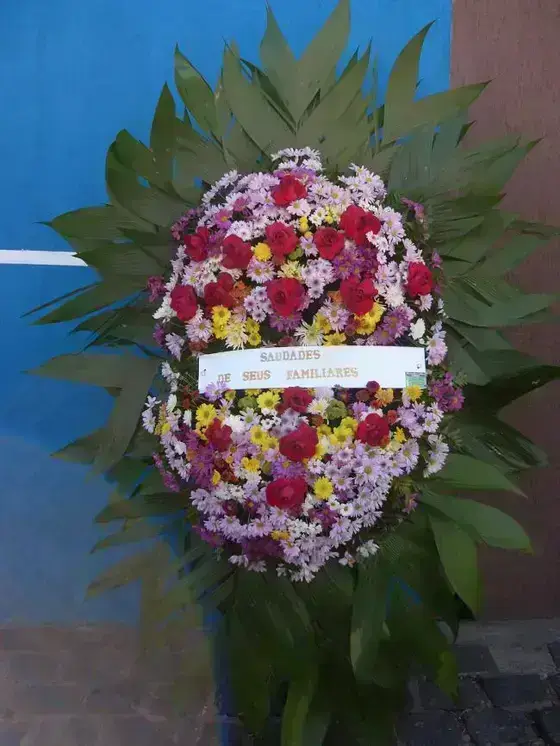 Coroa de Flor do Campo em Tons Rosados com Rosas Abertas Grandes