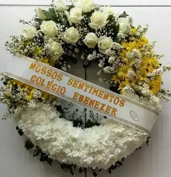Corbélia Redonda com Rosas Brancas e Flores do Campo