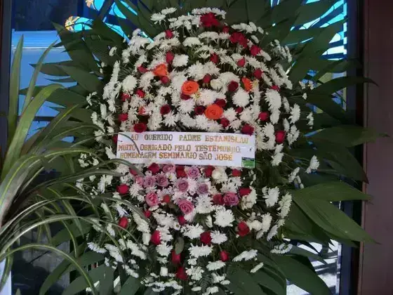 Coroa de Flor do Campo e Rosas em Tamanho Gigante