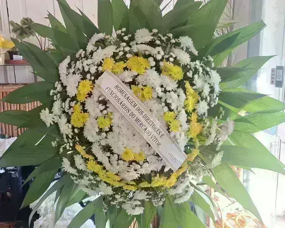 Coroa de Flores Confeccionada com Flores do Campo e Crisântemos